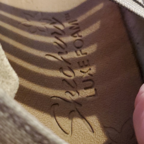 Sketchers size 6 - Picture 2 of 4